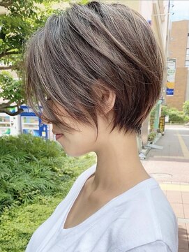 ミィ 浦和(mee) 【mee.】襟足短め前下がりショート 白髪ぼかし ハイライト