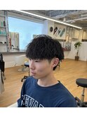 耳上短めの波巻きパーマ×メンズ刈り上げマッシュ
