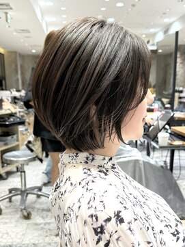 アフロート ルヴア(AFLOAT RUVUA) 〔岩田莉奈〕40代50代に人気の似合わせ丸みショートボブ 新宿