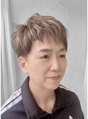 【40代・50代・60代 白髪ぼかし】個性がキラリのベリーショート