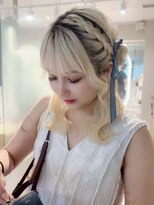 オモチャ 銀座(OMOCHA)&nbsp;ブロンドでつくるガーリー編み込みヘア/リボンアレンジ