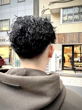 バーバー ヤマミチ(BARBER YAMAMICHI) センターパート　ツーブロック　0.3ミリフェード