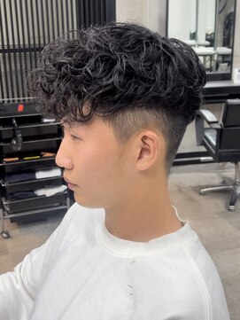 イーラ(era) スペインカール　眉カット　メンズ　パーマ　フェード