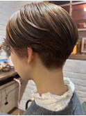 小顔ショート　インナーカラー
