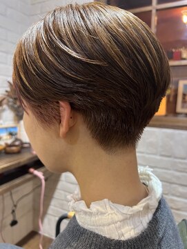 小顔ショート　インナーカラー