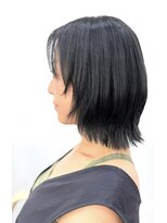 プラグ(Plug) ミディアムくびれ外ハネに合わせカット暗髪顔周りレイヤー