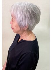 大人上品なグレイヘアショート