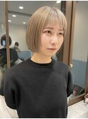 オン眉ボブ×ハイトーンベージュ