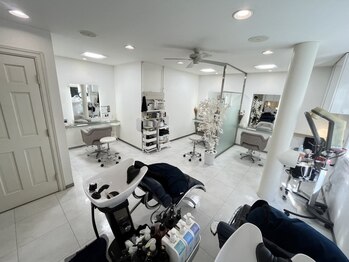 グレカ(GRECA)の写真/上質な店内で落ち着く時間を過ごせる◇ゆったりとした半個室のプライベート空間で心も髪もリフレッシュ◎