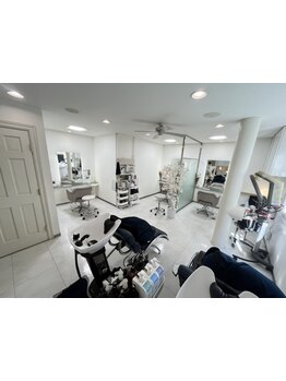 上質な店内で落ち着く時間を過ごせる◇ゆったりとした半個室のプライベート空間で心も髪もリフレッシュ◎