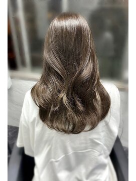 ランズ(LANDS) カーキアッシュ顔まわりレイヤーカット 【韓国ヘア 大阪 梅田】