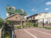 ヨヒラ(yoihra)の雰囲気（お花も楽しんで頂けるように季節ごとに彩りを添えます。）
