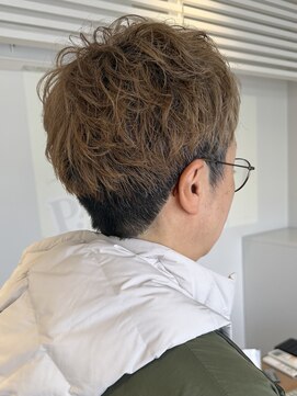 アンバー(Amber) 癖毛を活かしたツーブロックベリーショート