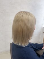 ジュノ(Jeuno) ホワイトブロンド×ハッシュカット