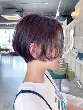 アトリエ エス atelier es HAIRDESIGN ショートボブ/ハンサムショート/センターパート/くすみカラー