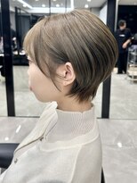 40代50代60代耳かけショート前髪なしハンサムショート白髪ぼかし