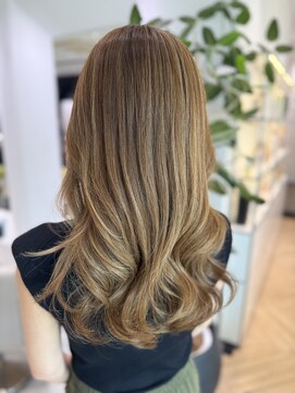 ステア ケース(stair case) 【明るくしたい方向け 】細かめハイライトで作るライトベージュ