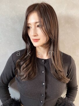 アケミ(akemi) 透明感グレージュでつくる大人ヘア