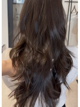 エアリーに大人っぽく魅せるハイレイヤーカット