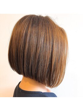 ワイスラッシュジングウ(Y / JINGU) 前下がりボブ