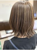 ハイライト外はねミディアムスタイル
