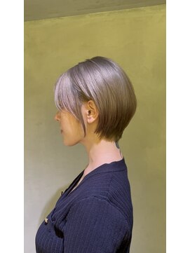 croix deux ケアブリーチ/ブリーチ/ダブルカラー/ハイライト【クロワ ドゥ】 【ブリーチ】ショートボブ×シルバーカラー