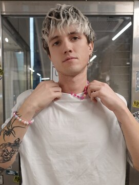 ノラ シブヤ(NORA) アクティブショートフリンジカットテーパーフェードホワイト金髪