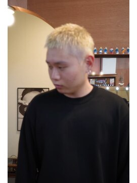 エディ(Edy) スパイキーショートケアブリーチ眉毛カット抜け感ブロンド岡山