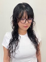 コハク(kohak)&nbsp;黒髪ロングのスパイラルパーマ
