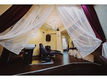 ～照明を落としたこだわりの半個室シャンプー台とヒーリングアロマの香りで癒しのひと時を。。。