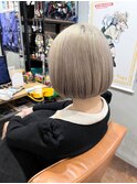 ミニボブ×ホワイトカラー