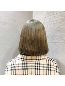 イル(iLu.) マットベージュ×タンマルモリボブ