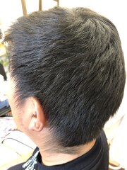 ボーズ・フェードカット・ベリーショート刈り上げ黒髪短髪