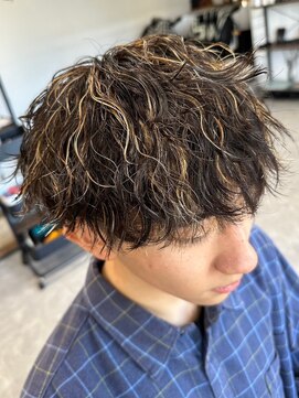 フゥ 宇都宮(FeU) 波巻きスパイラルパーマツイストスパイラルパーマセンターパート