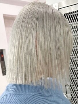 ウィコ 新宿(WICO) ペールシルバー[新宿駅/イメチェン/ハッシュカット]