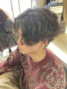 ジーナ 天神(Zina) 波巻きスパイラル/波打ちパーマ/センターパート