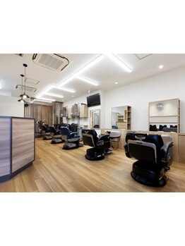 【小郡駅徒歩3分】最終受付19時×駅近で通いやすい！髪と併せて眉やひげもケアして清潔感あるスタイルに。