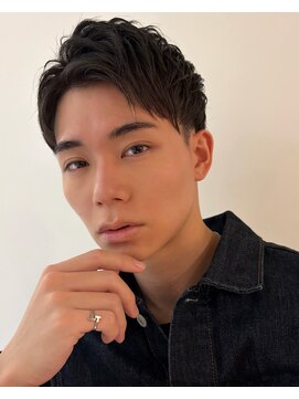 リリット(ReLit) 波巻きツイストスパイラル刈り上げセンターパートフェザーパーマ