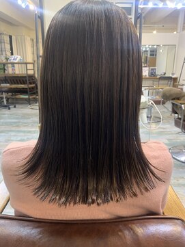 リノカヒリ(Lino kahili) 縮毛矯正をかけて切りっぱなしのミディアムレングス