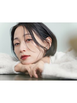 髪に優しい薬剤で、艶感溢れる上品な仕上がりに。グレイカラーでも暗くなりすぎず、自然にまとまるヘアへ◎