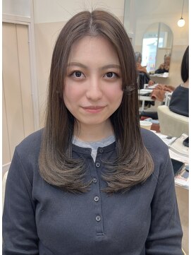 シダ(sida) 透明感カラーに、顔まわりレイヤーふわっとしたスタイル♪