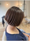 首を綺麗に見せる前下がりショートボブ