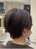 前髪流しのナチュラルなショートスタイル