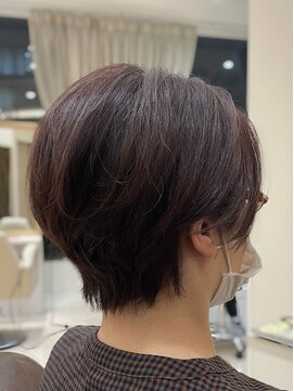 リュドール 名駅(Rue D'or) 前髪流しのナチュラルなショートスタイル