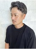 ダンディーでセクシーな大人男性（ツーブロック/メンズ/パーマ）