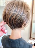  前髪ありツヤ髪小顔耳かけショートボブヘア 
