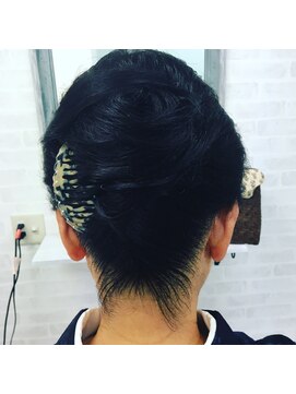 アップルーツ(Uproutes) 夜会巻き