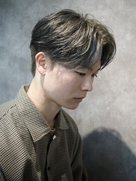 スウェルホワイト(SWELL WHITE) アッシュグレージュカラー　センターパート　外国人風　前下がり