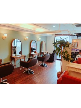 店内には水槽もあり、癒し空間が広がります。待ち時間にハーブティを飲んでゆっくりとおくつろぎください♪