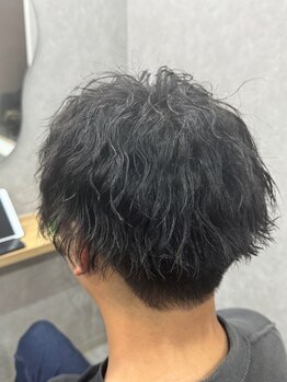 お洒落を楽しみたいメンズ必見！ツイストスパイラル、ハイライト、フェードカットもお任せください！